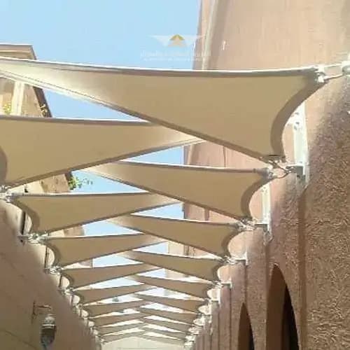 مظلات الشد الإنشائي بقماش (PVC)